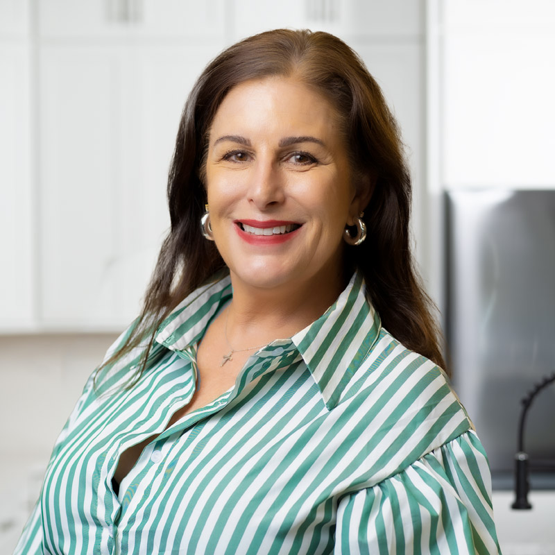 Portrait of Lynda Mongeluzzi